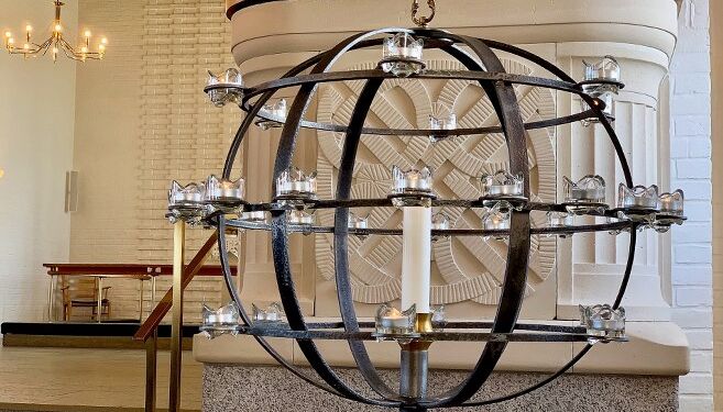 Lysglobe i Hirtshals Kirke. Foto: Arkiv.