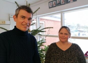 Her ser du to glade og fornøjede ledere. Nemlig henholdsvis friskoleleder Mads Vejen og afdelingsleder Pia Emma Pedersen i Børnehuset. 