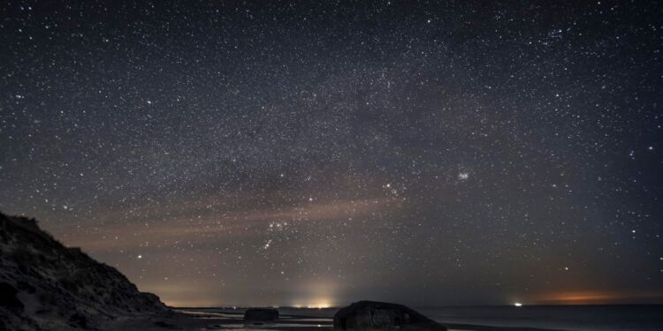 Smuk stjernehimmel over Husmoderstranden ved Hirtshals. Foto (arkiv): Jens Kranen.