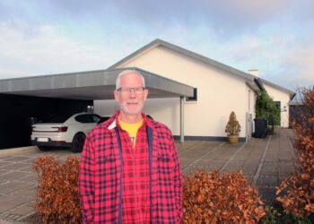 Niels Søgaard Hansen fik installeret ladestander til elbilen uden at skulle grave indkørslen op. Villy Andersen ApS lavede en usynlig installation med underboring fra elskabet ved hoveddøren til carporten.