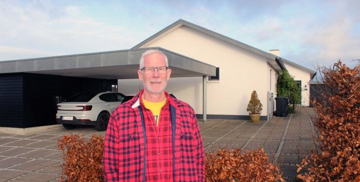 Niels Søgaard Hansen fik installeret ladestander til elbilen uden at skulle grave indkørslen op. Villy Andersen ApS lavede en usynlig installation med underboring fra elskabet ved hoveddøren til carporten.