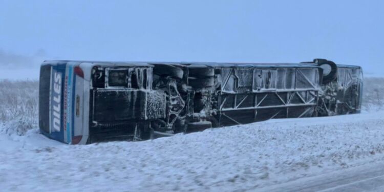 Bus fra Nilles er onsdag væltet ved Vrå. Foto: Kasper Wæhrens.