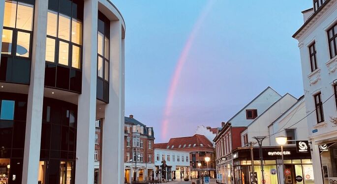 Rådhuset med regnbue i Hjørring. Foto (arkiv): Thomas Klimek.