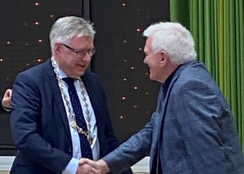 Socialdemokraten Sven Bertelsen og borgmester Søren Smalbro fra Venstre. Foto: Arkiv.