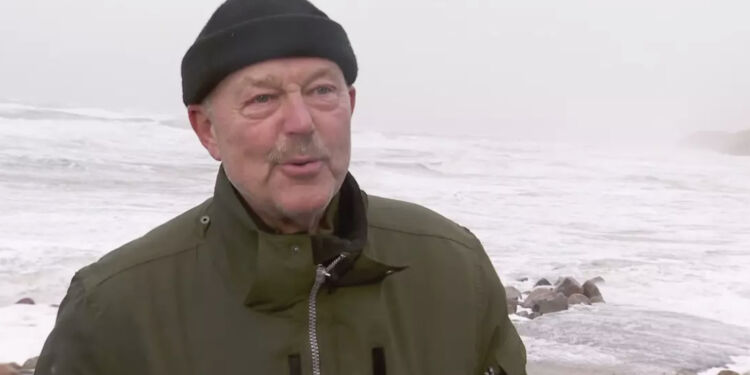 Jørgen Jørgensen er en af de beboere, der har hus på kanten af skrænten ved havet i Nørre Lyngby.
Foto: Ib William Christensen / TV2 Nord.