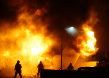 Huset her på Middelbanke i Skagen stod ikke til at redde, da der ved et tiden natten til lørdag udbrød brand i en carport. En brand, der bredte sig til huset. Foto: Presse-fotos.dk.