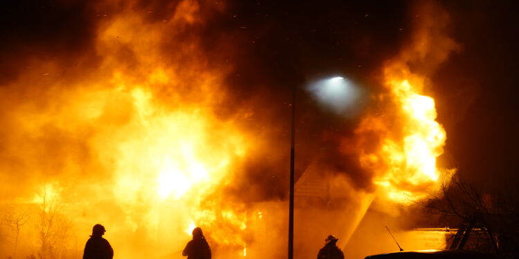 Huset her på Middelbanke i Skagen stod ikke til at redde, da der ved et tiden natten til lørdag udbrød brand i en carport. En brand, der bredte sig til huset. Foto: Presse-fotos.dk.