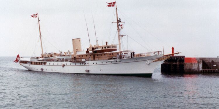 Dannebrog anduver Hirtshals Havn. Foto: Leo Kristensen.