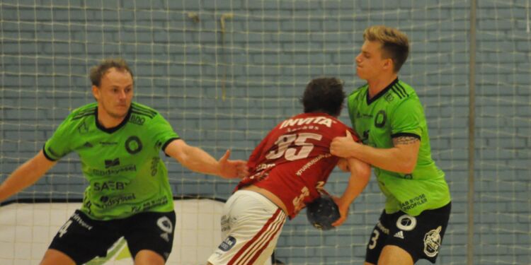 Mikkel Krogshede (til venstre) og Nicolai Leth Klinge forsvarer for Elitesport Vendsyssel. Foto (arkiv): Erik Torp.