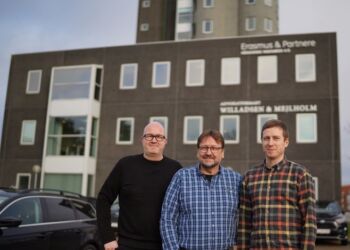 Ingeniørerne Thomas Ellitsgaard og Lasse B. Jørgensen med ny partner Simon Markussen foran firmaets hovedkontor i Hjørring.
