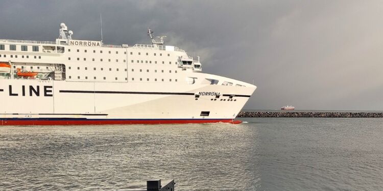 Norröna i havn og Stavangerfjord med kurs mod værftet Fayard på Fyn. Foto: Hirtshals Havn.