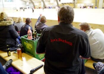 Jye's Bagbutik har i flere år været fast delatger ved Firmafodbold hos Hirtshals Boldklub. Her er fansene på lægterne i 2016. Foto: Arkiv.