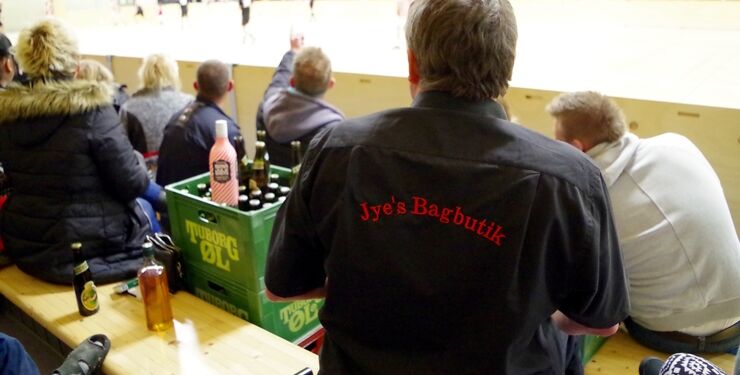 Jye's Bagbutik har i flere år været fast delatger ved Firmafodbold hos Hirtshals Boldklub. Her er fansene på lægterne i 2016. Foto: Arkiv.