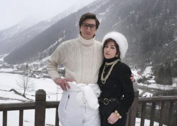 Lady Gaga (Patrizia Gucci) og Adam Driver (Mauricio Gucci) på ski sammen i Schweiz.