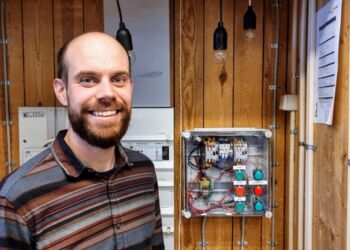Jesper Skydt står her ved en af elektrikerelevernes lærestande på EUC Nord.