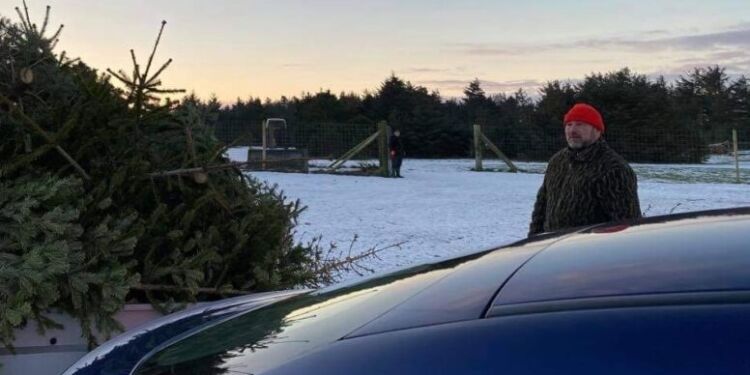 Allan tager med kyshånd imod byens brugte julteræer i Fun-Park. Foto: Arkiv.