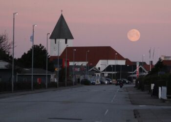 Fuldmåne over Hirtshals Kirke. Foto: Paw Brogaard Pedersen.