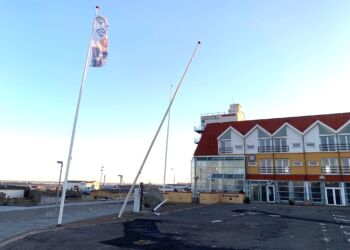 Malik har været hård ved flagstængerne foran Hotel Hirtshals.  Foto: Niels Skipper.