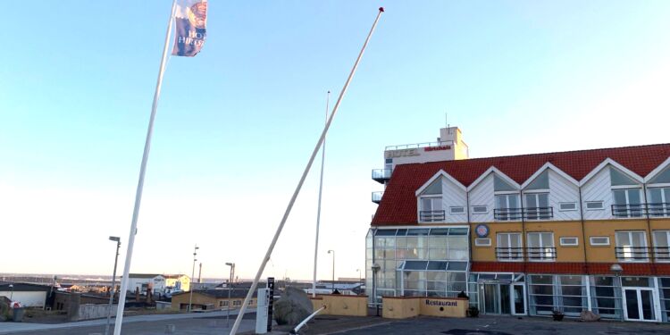 Malik har været hård ved flagstængerne foran Hotel Hirtshals.  Foto: Niels Skipper.