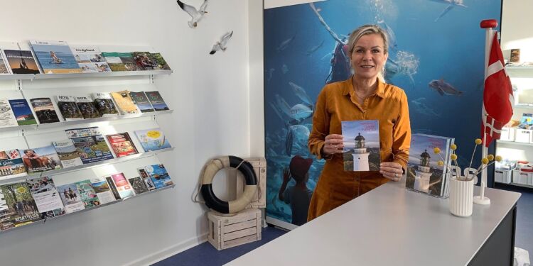 Laila Zielke med den nuværende 4. udgave af Lokalguiden. Foto: Niels Skipper.