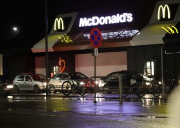 Kø ved McDonald's i Hjørring. Presse-fotos.dk.