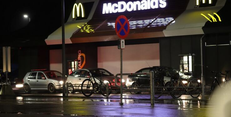 Kø ved McDonald's i Hjørring. Presse-fotos.dk.