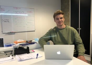Nicolai Leth Klinge må rykke ud fra kontoret lørdag og tage en tørn i forsvaret for Elitesport Vendsyssel i udekampen mod Skovbakken.