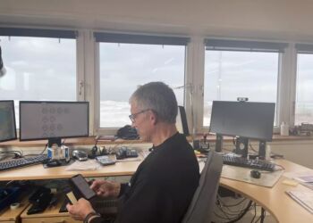 Søren Rønn kan både overvåge søfarten og vejrforholdene fra sin plads.
Foto: Emma Fjordbak / TV2 Nord.