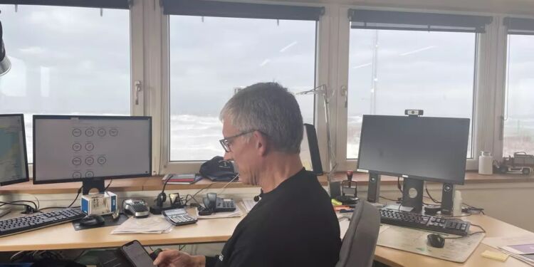 Søren Rønn kan både overvåge søfarten og vejrforholdene fra sin plads.
Foto: Emma Fjordbak / TV2 Nord.