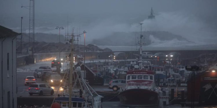 Stormvejr ved Hirtshals Havn. Foto (arkiv): Mogens Bressay.