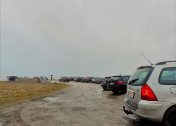 Såkaldte stormturister flokkedes lørdag i deres lune bilsæder på blandt andet Leret nord for Hirtshals Fyr. Foto: Preben Andersen.