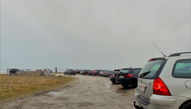 Såkaldte stormturister flokkedes lørdag i deres lune bilsæder på blandt andet Leret nord for Hirtshals Fyr. Foto: Preben Andersen.