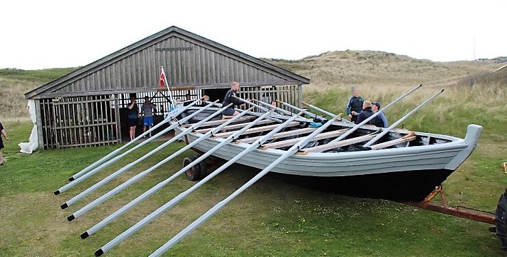 Her ses fladbånden foran den gamle og nu fjernede bådhal ved Strandvejen i Tornby. Foto: Arkiv.