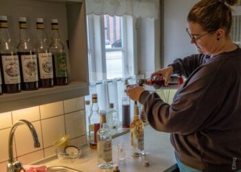Museumsinspektør Chrestina Dahl tryller den klare Brøndum om til Årets Bjesk 2022... hun har selv sammen med kollegaerne haft en væsentlig indflydelse på dette års udgave... Foto (arkiv): Elling.