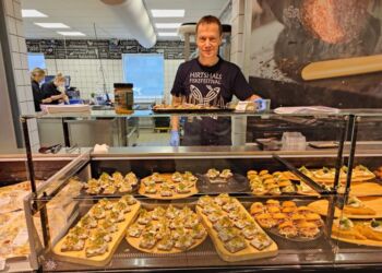 Ole Kjærsgaard Nielsen fra Nordsøen Oceanarium præsenterede Årets Sild hos SuperBrugsen i Hirtshals. Foto: Arkiv.