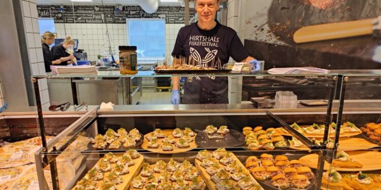 Ole Kjærsgaard Nielsen fra Nordsøen Oceanarium præsenterede Årets Sild hos SuperBrugsen i Hirtshals. Foto: Arkiv.