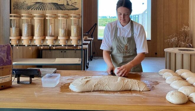 Amanda Axelsen med fingrene i dejen hos Kornets Hus. Foto: Arkiv.