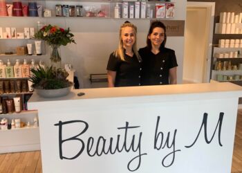 Sanne og Annika bag disken i klinikken på Nørregade. Foto: Hanne Skipper.