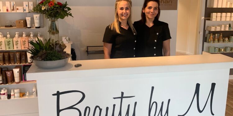 Sanne og Annika bag disken i klinikken på Nørregade. Foto: Hanne Skipper.
