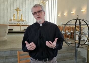 Sognepræst Bjarne Hougaard i Hirtshals Kirke. Foto: Arkiv.