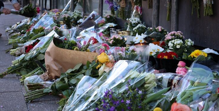 Blomster og lys for Mia ud for Netto på Vesterbro i Aalborg. Foto: Pressse-fotos.dk.