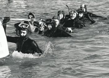 Tøndeslagning i Hirtshals Havn i 1985. Foto: Axel Søgaard.