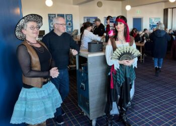 Formand Dorthe Schaltz og handelschef Per Martensen fra Hirtshals Handel & Erhverv i selskab med Sørøver Sally alias Louise Nielsen.