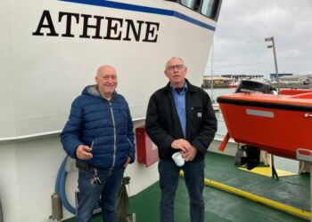Fiskeriforeningsformand Niller alias Niels Kristian Nielsen sammen med forstander Anders Christian Toft Andersen fra Martec i Skagen ombord på Fiskeriskolens skib Athene. Foto (arkiv): Fiskeriskolen.
