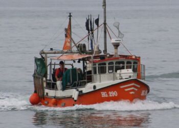 Mikael Borup på fiskefartøjet HG 290 anløber Hirtshals Havn. Foto: Arkiv.