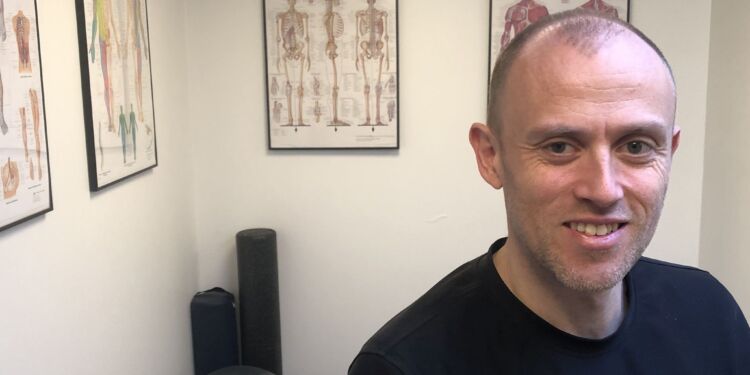 Fysioterapeut Henrik Vestergaard Jensen: På massagebriksen giver spillerne udtryk for både
glæder og frustrationer.