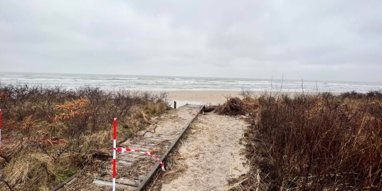 Broen ligger nu næsten ude på stranden. Foto: Christian Hartmann.