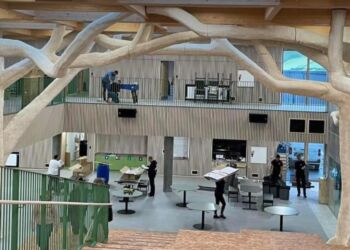 Lilleheden A/S ved Hirtshals har blandt utallige andre projekter blandt andet leveret limtræ til det organiske Vrå Børne- og Kulturhus. Foto: Lilleheden.