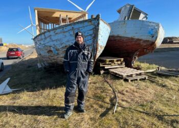 Mads Halle Bruun, som er den ene halvdel af Surf og Natur, foran jollen ved Esbern Snares Vej. Foto: Niels Skipper.