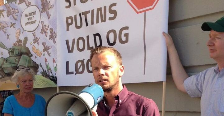 Peter Hummelgaard foran den russiske ambassade i 2014, da Rusland havde annekteret Krim. Foto: Privat.